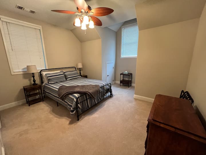 Chambre à l'étage avec salle de bain privée. Pas de TV.