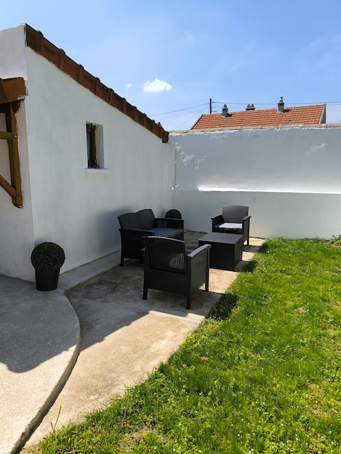 Independent house, small garden near Orly