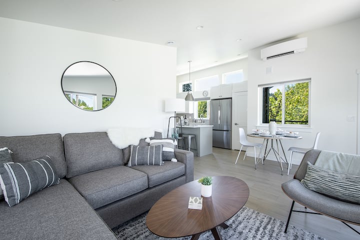 Modern Home In Historic Downtown Issaquah - Cougar Mountain Zoo, Issaquah