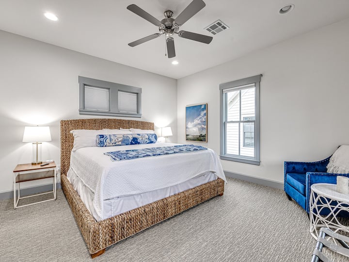 מיטת קינג סייז, מטעני טלפון על שידות לילה.