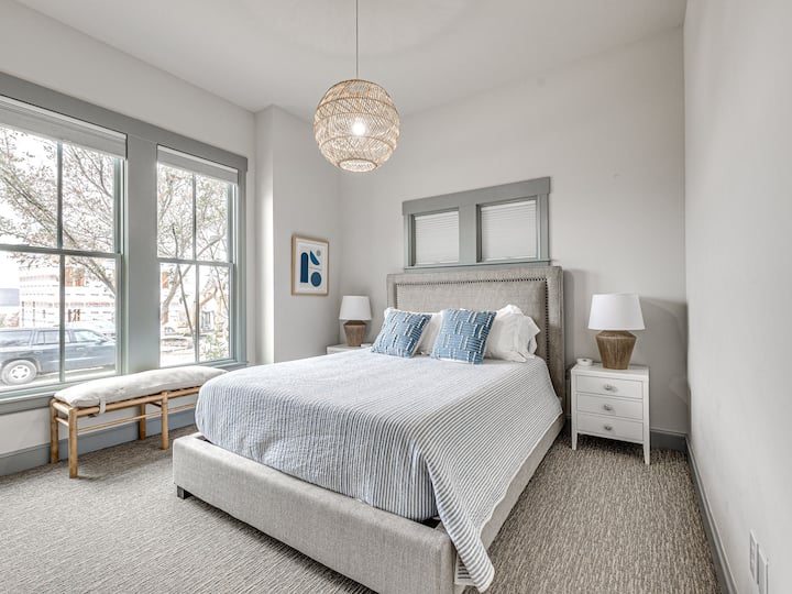 מיטת קווין. מטענים לטלפון על שידות לילה.