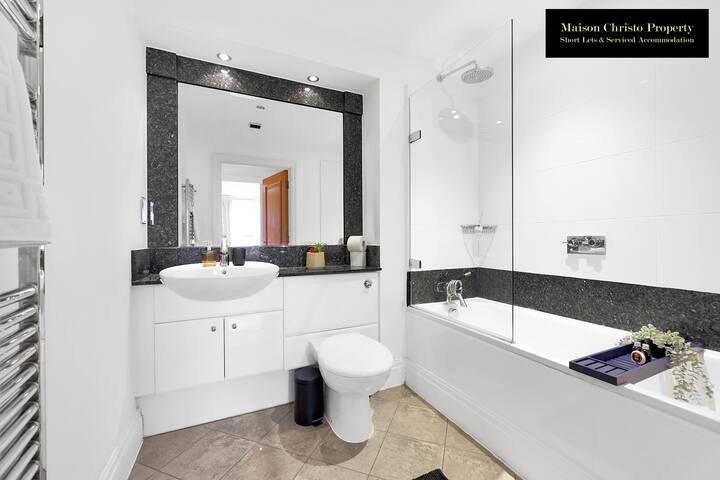 *20% OFF Wkly Stays*Sleeps 8*Parking*3 BDR*Chelsea gallery image 3