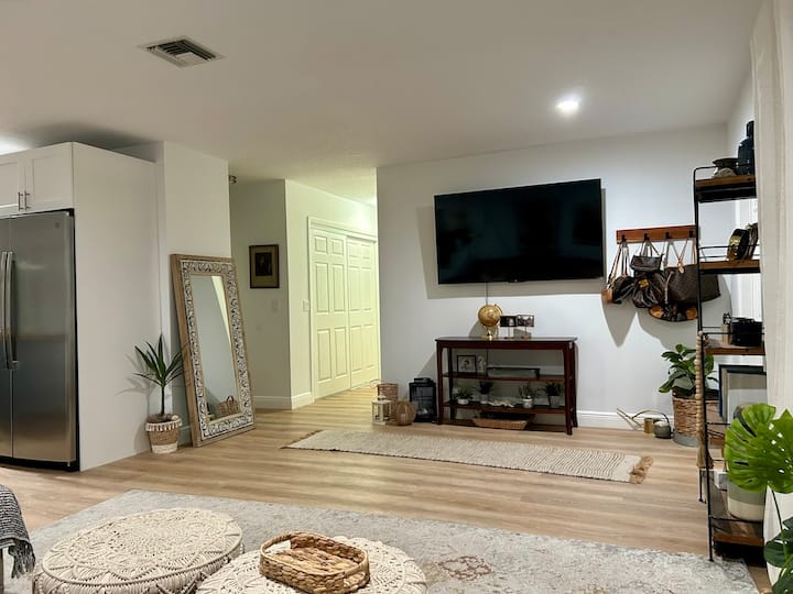 Pool/ Pickleball & Walking Distance To Beach! - Boynton Beach, FL