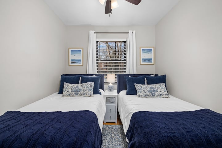 Spálňa s oddelenými posteľami - 2 samostatné postele s úzkym nočným stolíkom, ktorý má porty USB pre pohodlie (nie je na obrázku - už čoskoro), lampa na nočnom stolíku, zvukový prístroj, zatemňovacie závesy, útulné prikrývky, vankúše navyše, dostatok priestoru v skrini a k dispozícii sú batoľatá/detské predmety