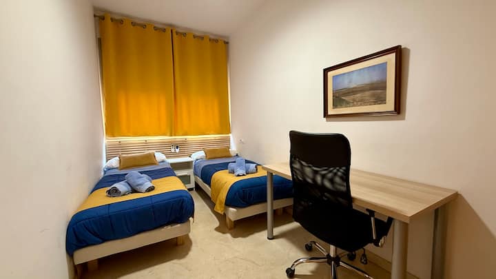 غرفة مزدوجة مع إطلالات على الفناء. مكتب وخزانة ملابس.