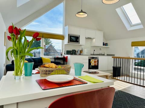Top performing Airbnb: Light, modern & centrally located apartment. in South Hams