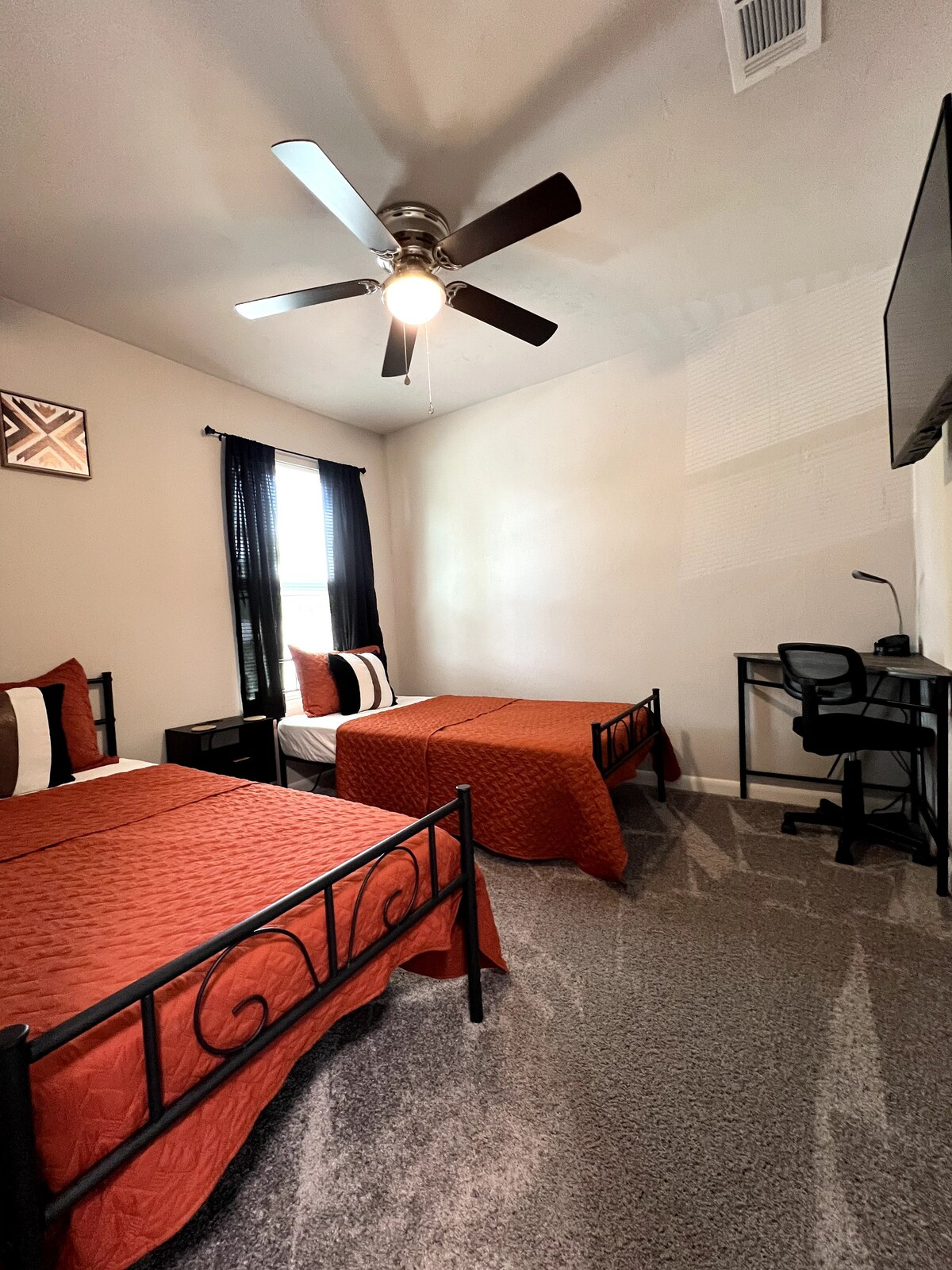 Ორი ორადგილიანი საწოლი - იდეალურია მათთვის, ვისაც საკუთარი საწოლი ან ბავშვებისთვის ურჩევნია. Სუფთა საძინებელში არის 40' ჭკვიანი Roku ტელევიზორი და სამუშაო სივრცე.