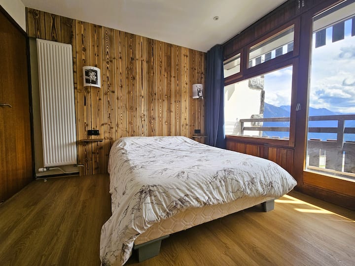 Chumba hiki kizuri kina kitanda cha watu wawili (sentimita 140), kabati kubwa la kuhifadhia na kitanda cha mwavuli wa mtoto kinapatikana.
Inang 'aa na yenye starehe, inafunguka kwenye roshani ya kujitegemea yenye mandhari ya kupendeza ya milima isiyo na vizuizi