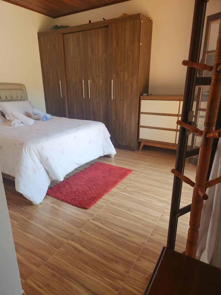 Главен апартман со поглед кон базенот. 