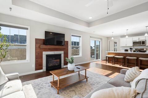 Spacious Home, Sauna, Fire Pit, King Bed, UIUC