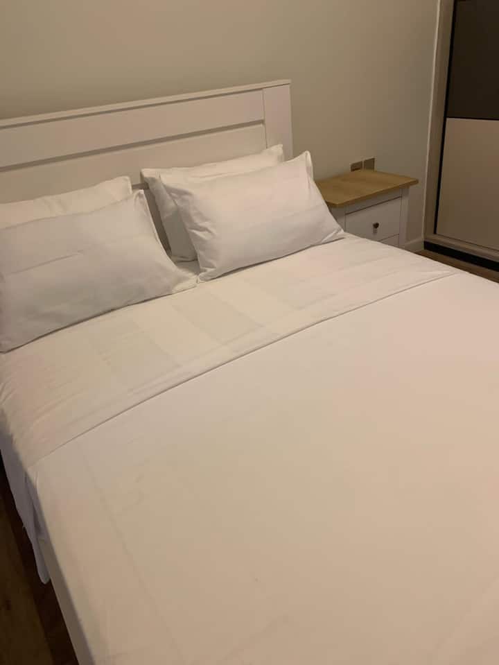 מיטה בגודל אמריקאי 5x6, עם מזרן ד"ר
ארון וחדר רחצה פרטי מלא 