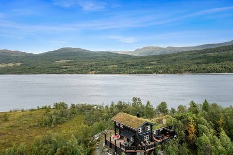 Amazing view, a stone's throw from Gjevilvatnet.