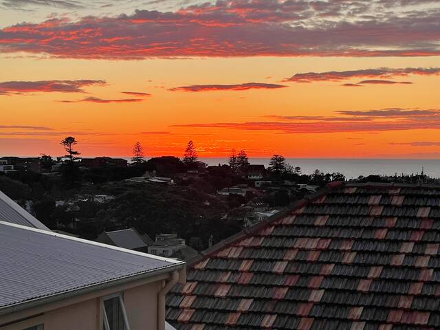 Sunny Clovelly home with ocean views & garden gallery image 4