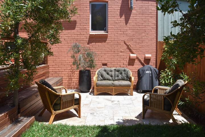 Sunny Clovelly home with ocean views & garden gallery image 2