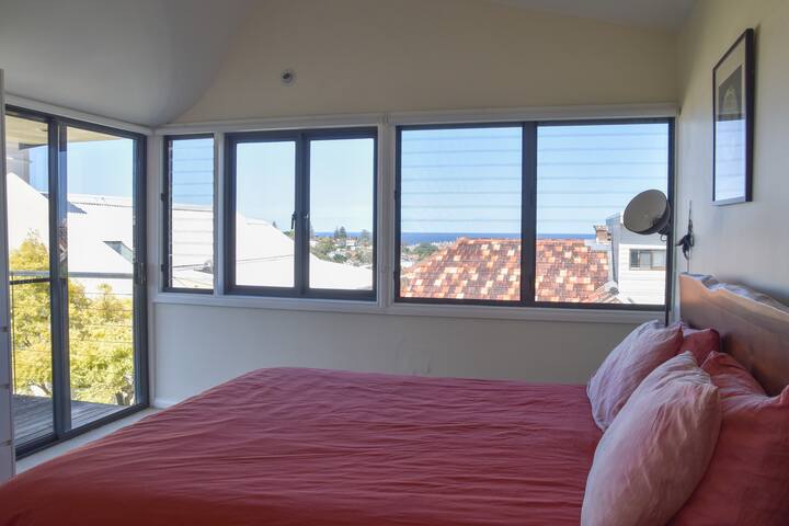 Sunny Clovelly home with ocean views & garden gallery image 5