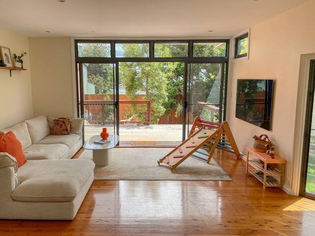 Sunny Clovelly home with ocean views & garden