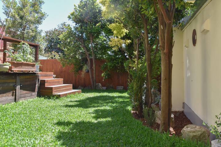 Sunny Clovelly home with ocean views & garden gallery image 3