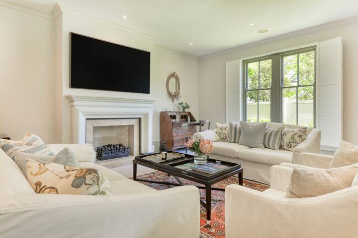 Table View Villa | Constantia Wine & Golf Haven gallery image 2