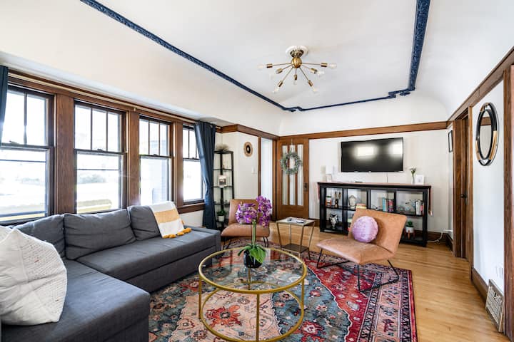 Waterfront Riverwest• King Beds • 10 Mins Downtown - Milwaukee, WI