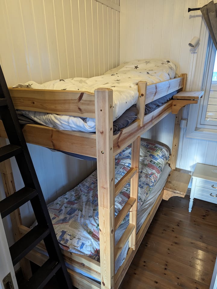 Poschodová posteľ vhodná pre osoby do 170 - 175 cm.