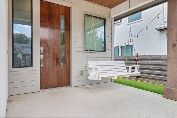 Downtown Getaway | + Views | Sleeps 12 | near ACL gallery image 5