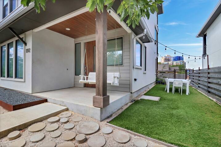 Downtown Getaway | + Views | Sleeps 12 | near ACL gallery image 4