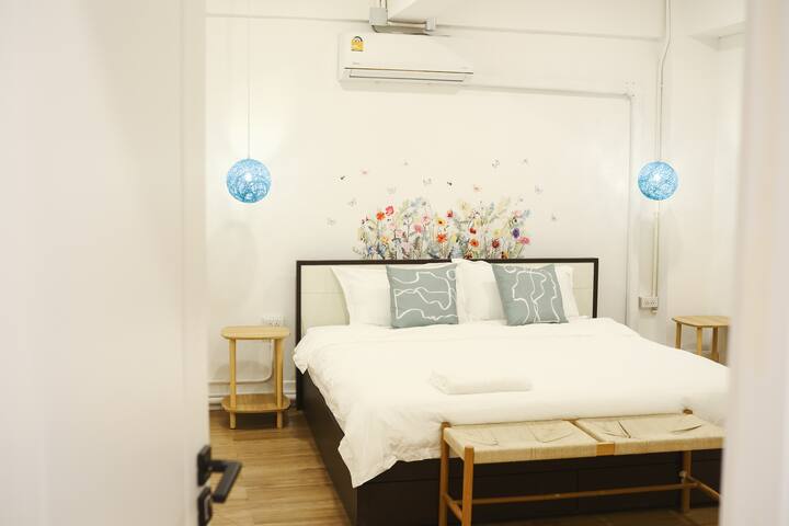 3BR CHINA TOWN,2 mins from MRT train+KING bed size gallery image 3