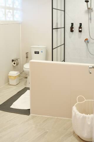 3BR CHINA TOWN,2 mins from MRT train+KING bed size gallery image 5