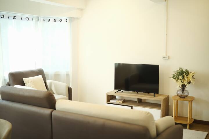 3BR CHINA TOWN,2 mins from MRT train+KING bed size gallery image 4