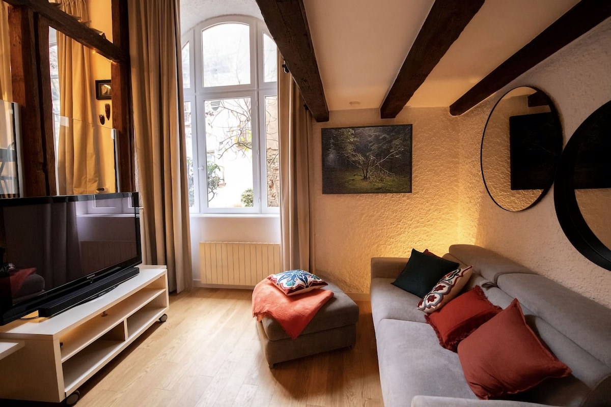 Annonce Airbnb populaire: La Petite Cour: Atypical, quiet & cozy à Centre