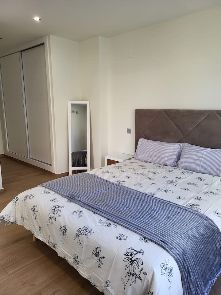 Priestranná spálňa s vlastnou kúpeľňou. 
