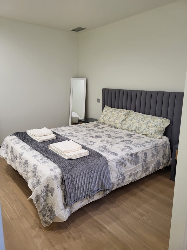 Priestranná spálňa s vlastnou kúpeľňou.