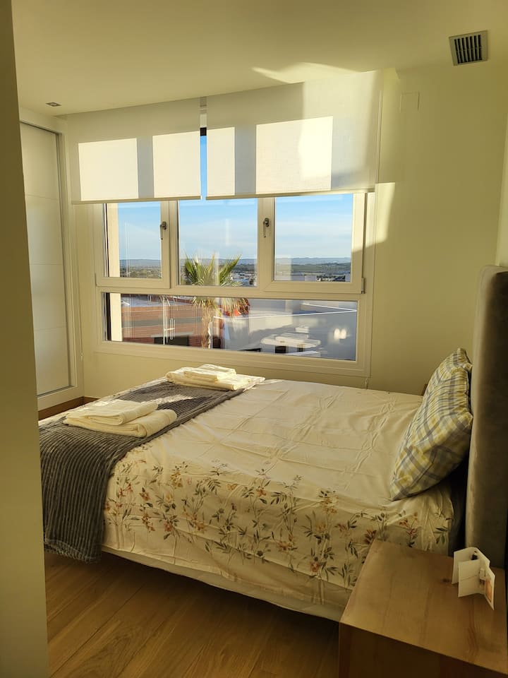 Priestranná spálňa s vlastnou kúpeľňou 