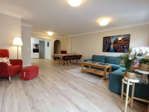 Top Airbnb: Spacious & Cozy Family Gem: 5* Location, Workspace in Puerto De La Cruz