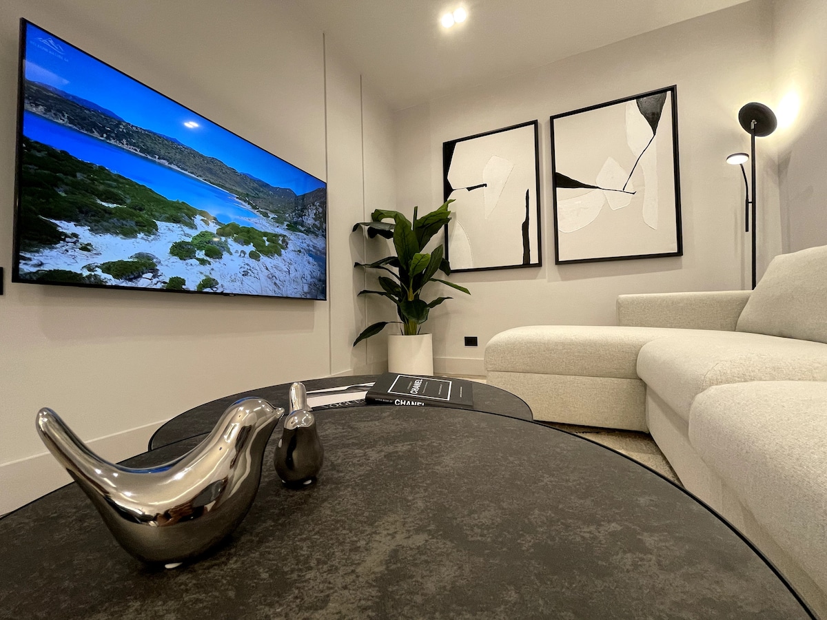Top Airbnb: Luxe Old Town Apartment | Gated Parking | Balcony in Olbia