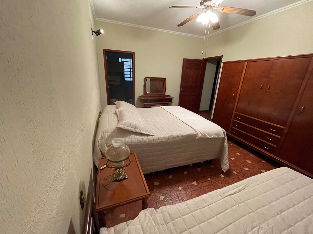 suíte com vista para o jardim da frente da casa