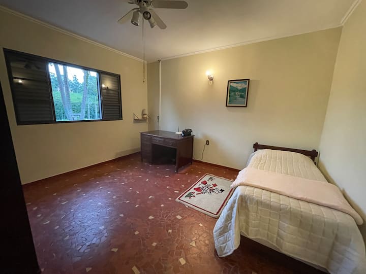 1 bicama (2 camas de solteiro)
janela com vista para a lateral da casa, jardim e terreiro de café