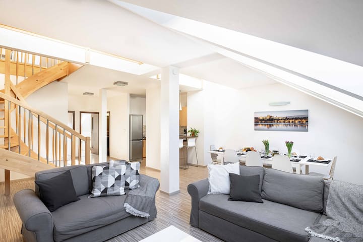 150m² 4BR Duplex Near Metro & Prague Center