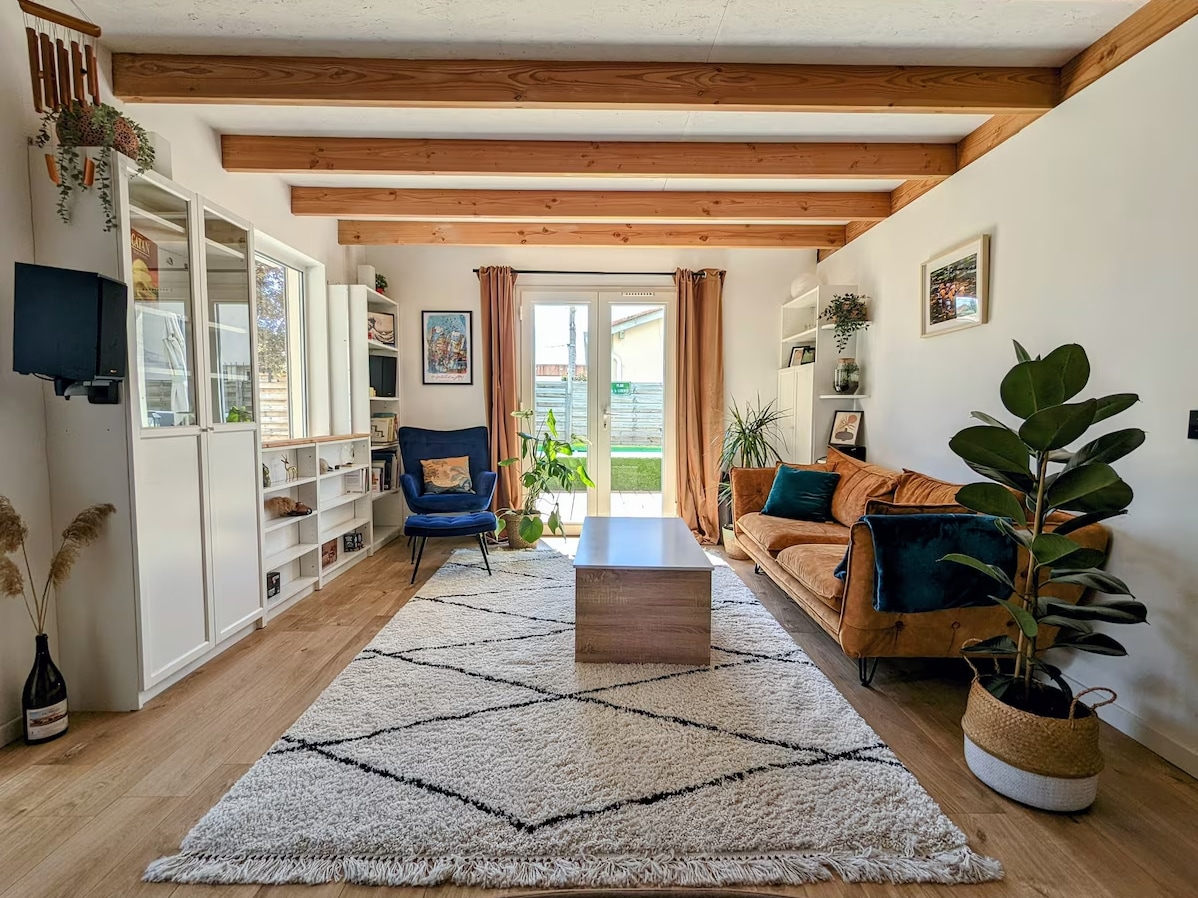 Successful Airbnb property: Villa with pool and BBQ near the centre in Hôpitaux Facultés