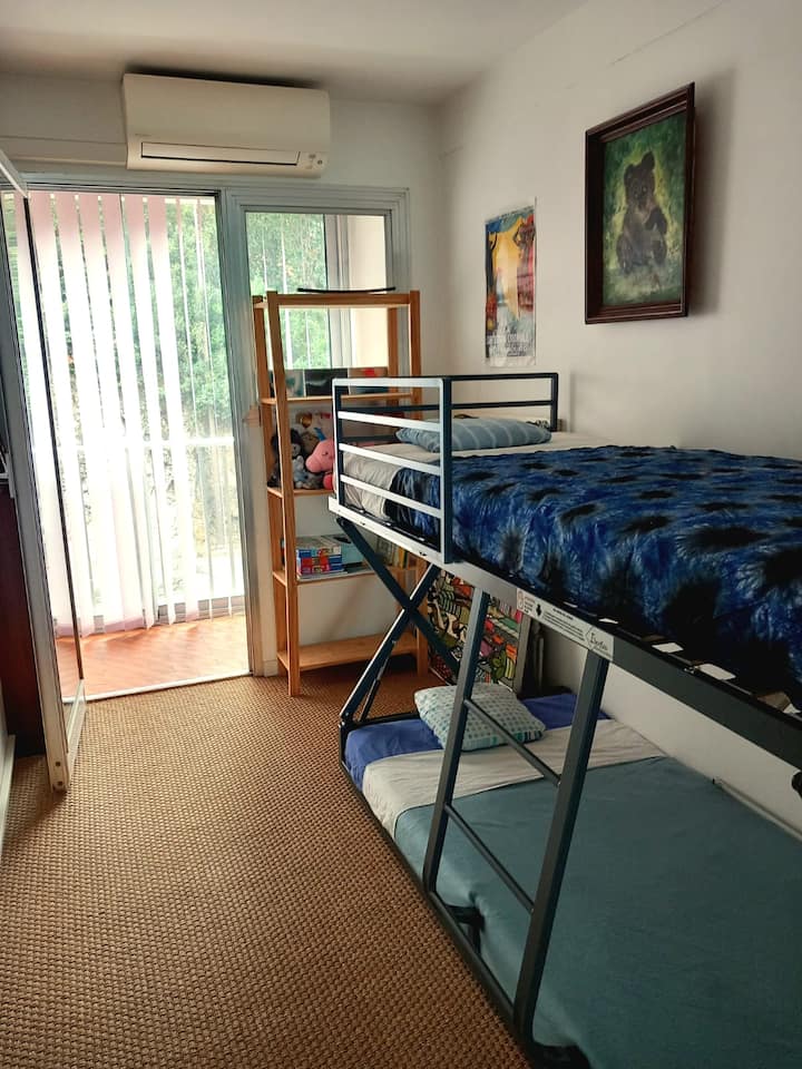 חדר שינה קטן עם מיטות קומותיים (90x190) המתאימות לשני בני נוער או למבוגר.