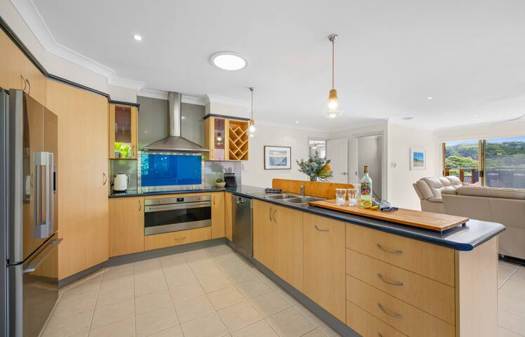 Alkira – comfy home with pool gallery image 5