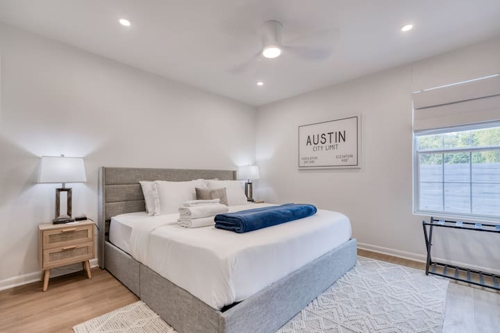 Cozy Oasis | 9 Beds | Fire Pit, Hot Tub, Movie Den gallery image 3