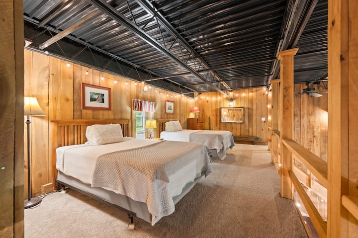 سريران ملكيّان في الشقة العلوية 