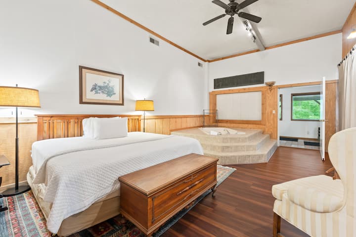 غرفة نوم بسرير كينج مع حوض استحمام سبا