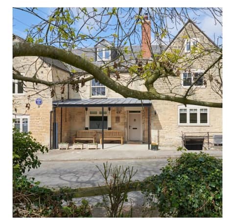 Luxury Family Period Home By The Cotswold Way