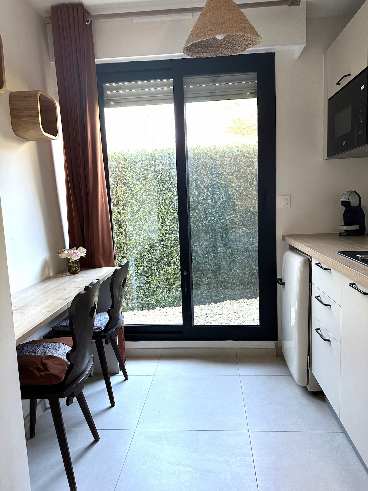 Top Airbnb: Spacious and Renovated Studio Room with Pool in Le Cannet