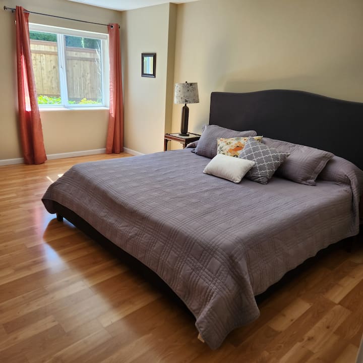 מיטת קינג סייז עם מזרן Novafoam Comfort Grand חדש. מגן המזרן מוחלף בין האורחים. שמיכות וכריות נוספות זמינות בארון הסמוך.