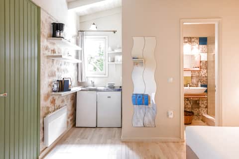 Popular Airbnb listing: Cosy studio in village centre in Δήμος Μεγανησίου