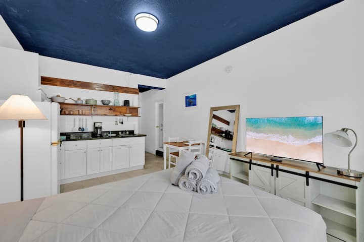 Dolphin Studio @ Mantell/w Pool, Patio, Gym - Miami Beach