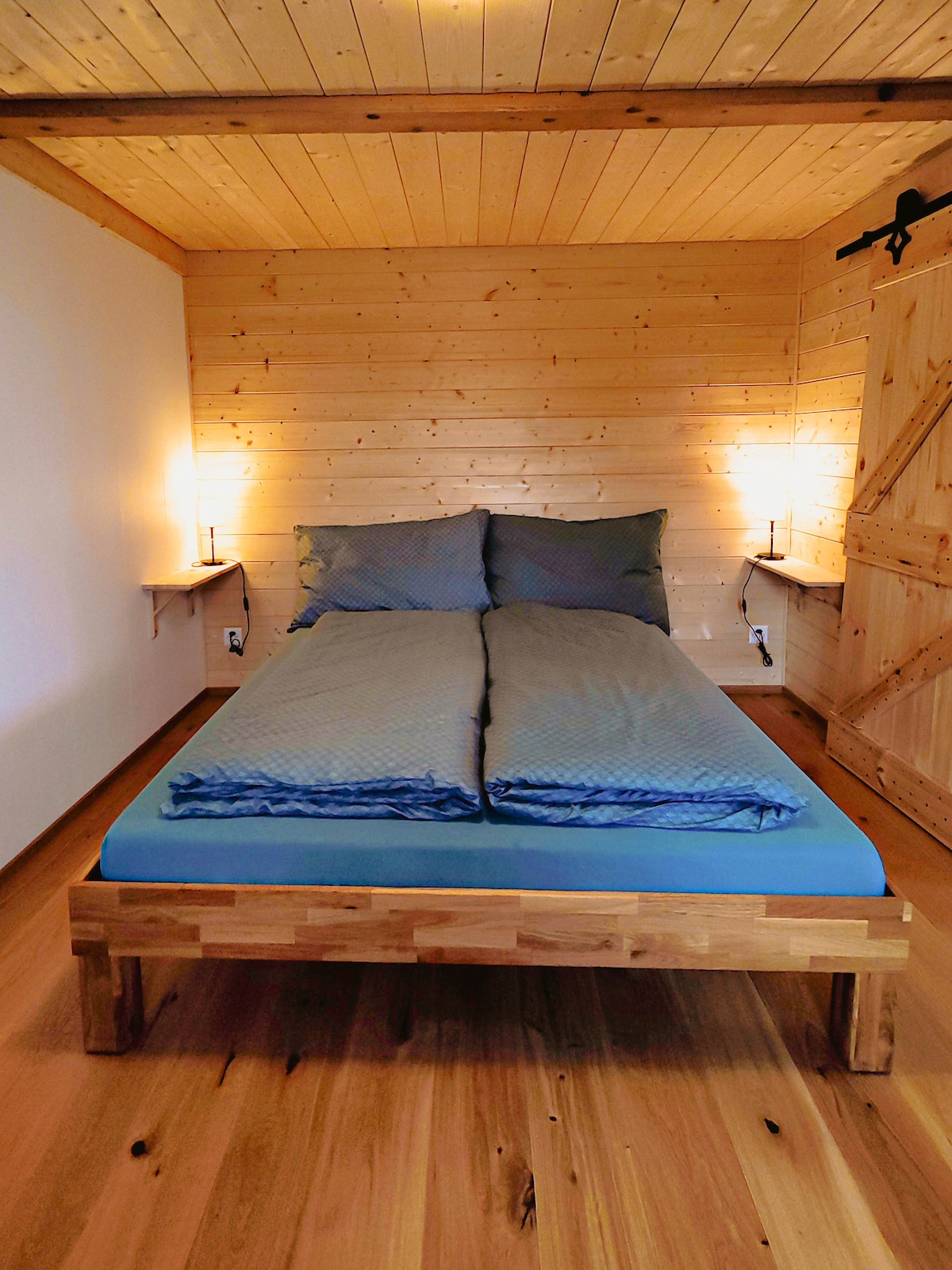 Real de ensueño en nuestro dormitorio con cama queen size. 
Aquí encontrarás tu merecido sueño y relajación. 
¡Reserva tu paraíso para dormir hoy y experimenta dulces sueños!